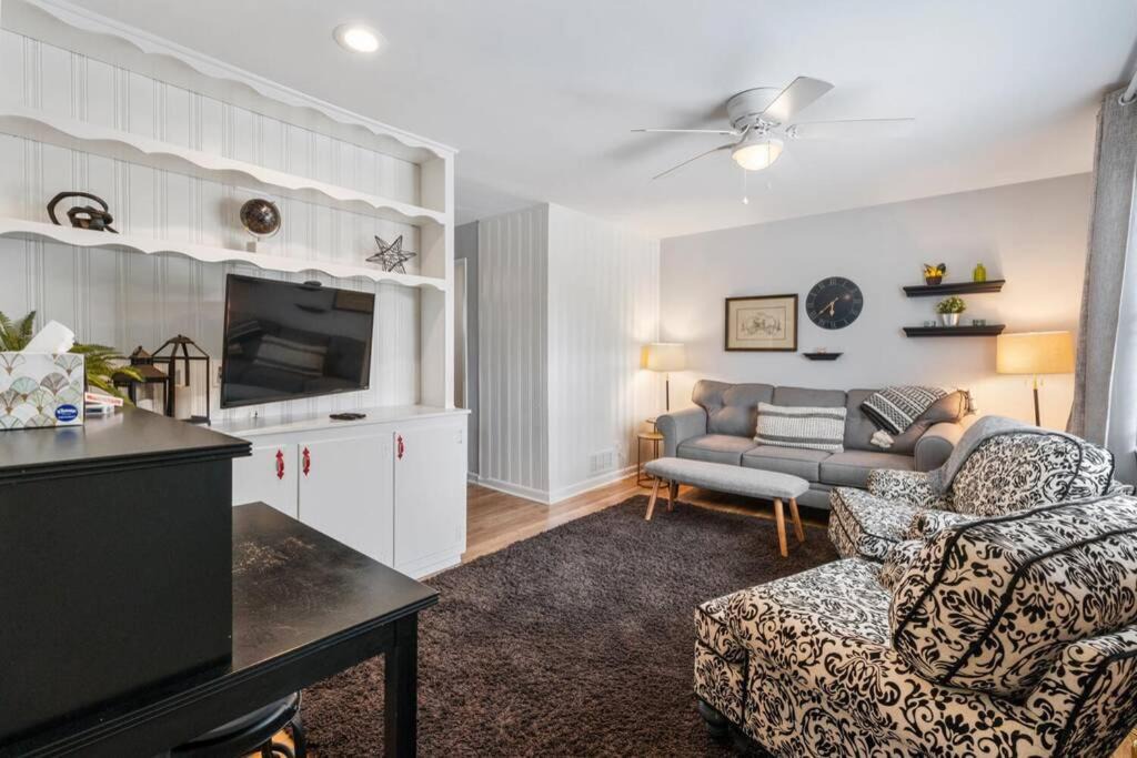 Acworth House | Lake Life B - 2 Bdrm Sleeps 4 - 5 Min Walk to Beach & Downtown Acworth - 10 Min to Lake Point Sports Complex