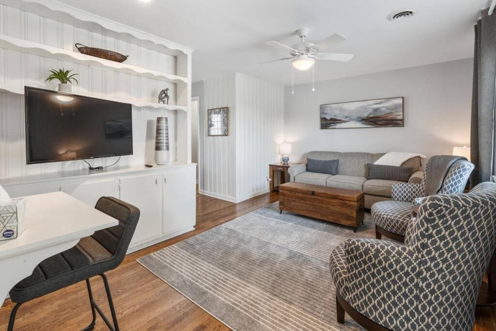 Acworth House | Lake Life D - 2 Bdrm Sleeps 4 - 5 Min Walk to Beach & Downtown Acworth - 10 Min to Lake Point Sports Complex