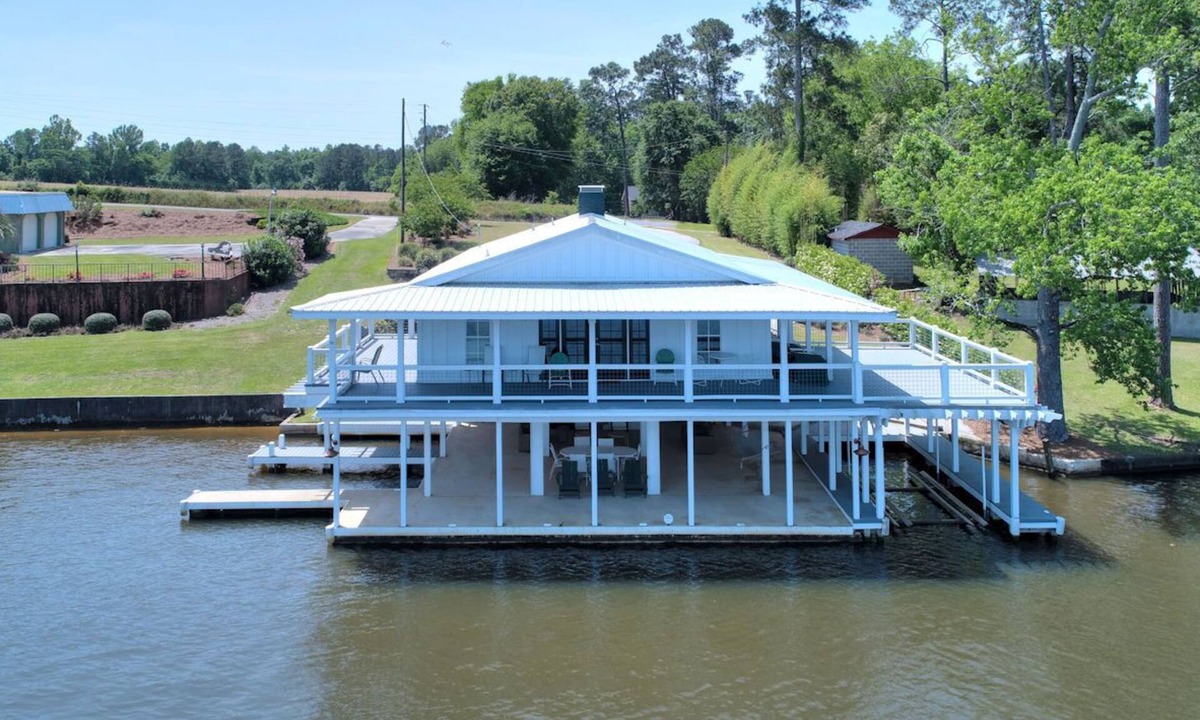 Warwick House | Lake Life Retreat 3BR Home w/2 Kitchens & Docks