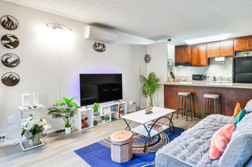 Mount Park House | Lake Oswego Condo w/Balcony, 3 Mi to the Water!