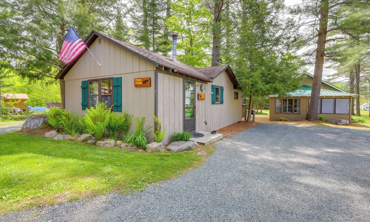 Speculator Cabin | Lake Pleasant Cabin on 3 Acres w/Private Beach!