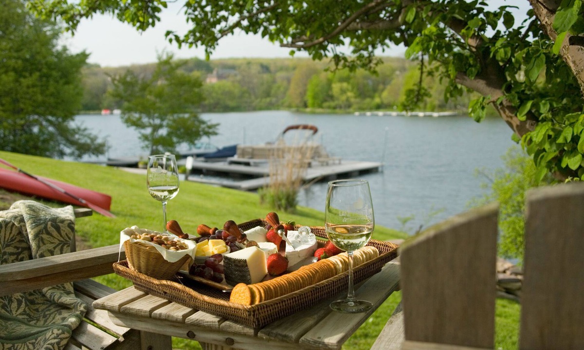 McHenry Bed & Breakfast | Lake Pointe Inn