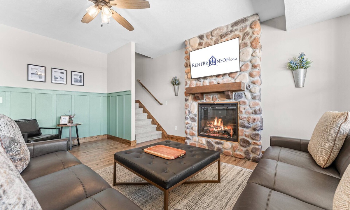 Table Rock Cabin | Lake & Pool View Premium Cabin, Private Hot Tub, Free Daily Attraction Tickets Near SDC