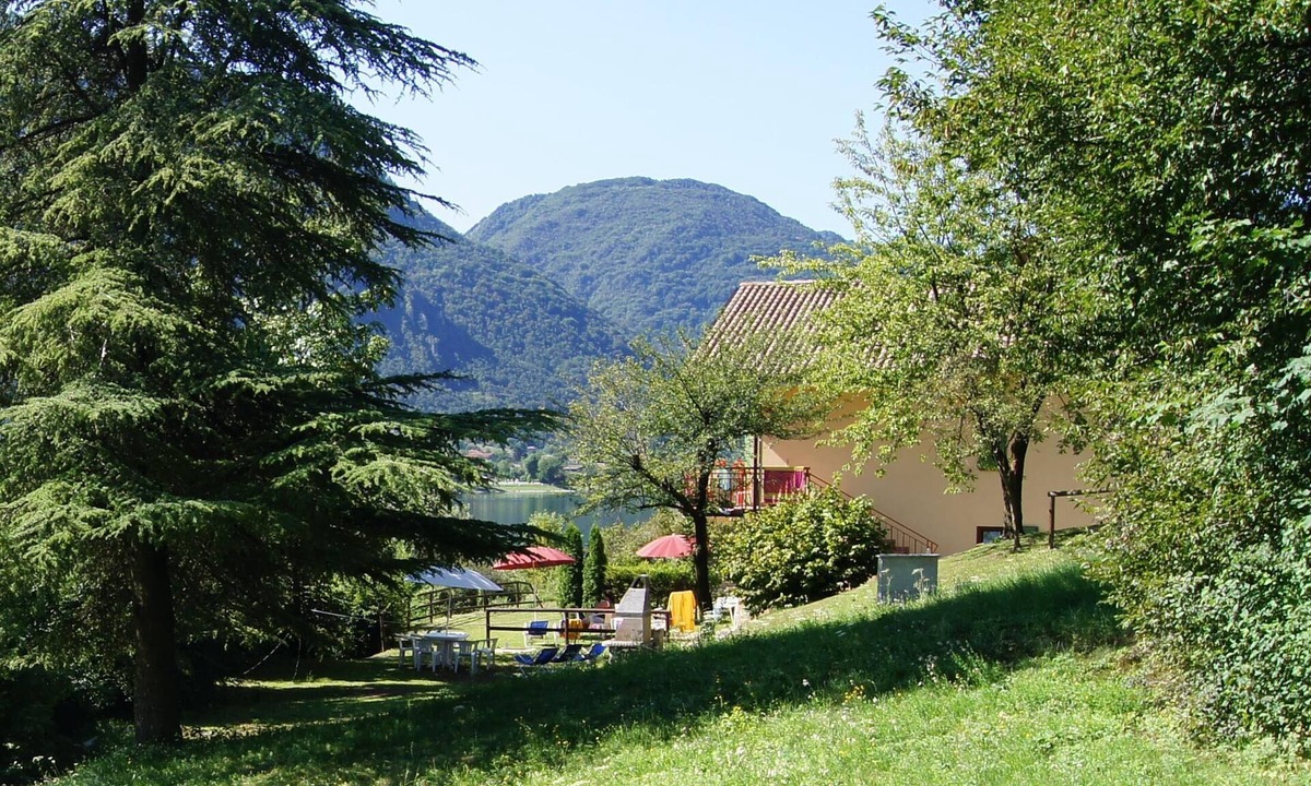 Idro Apartment | Lake shore with garden