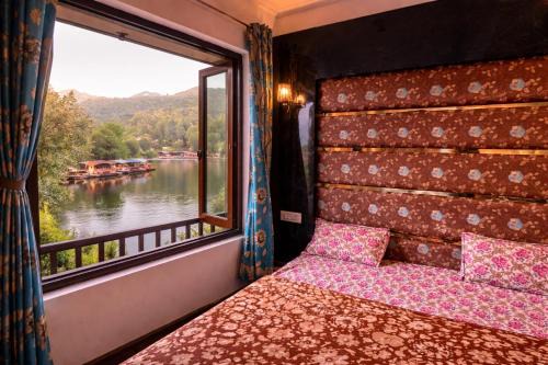 Dal Lake House | Lake side stays