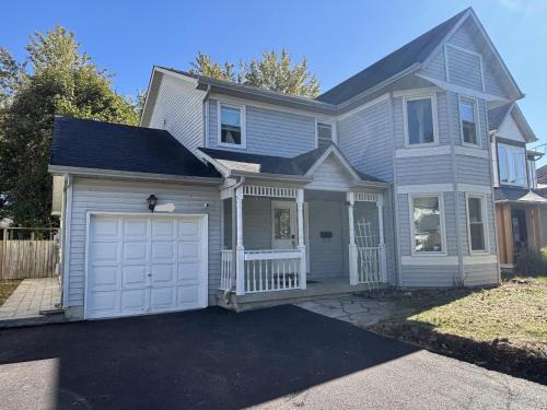 Alcona House | Lake Simcoe 4 Bedroom Family Home Ideal Toronto Area Retreat
