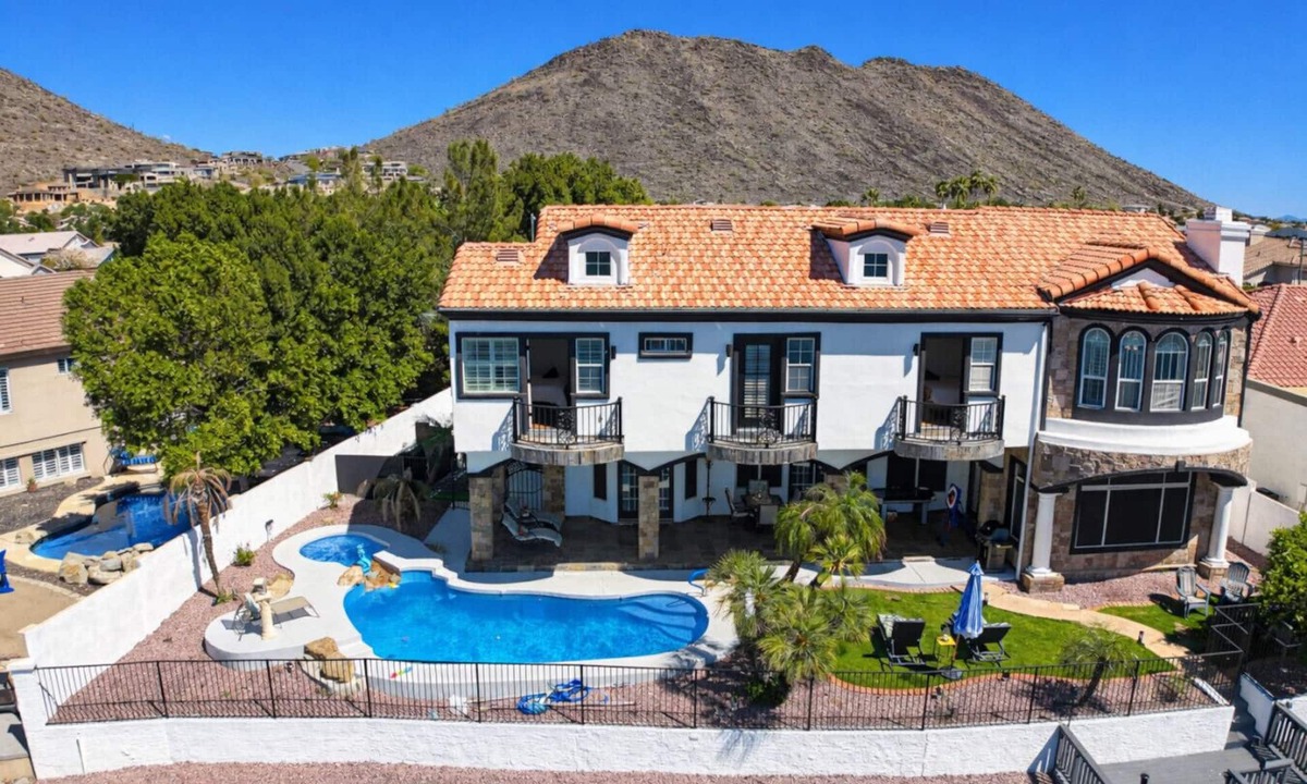 Arrowhead Lakes House | Lake View Luxury Castle Retreat