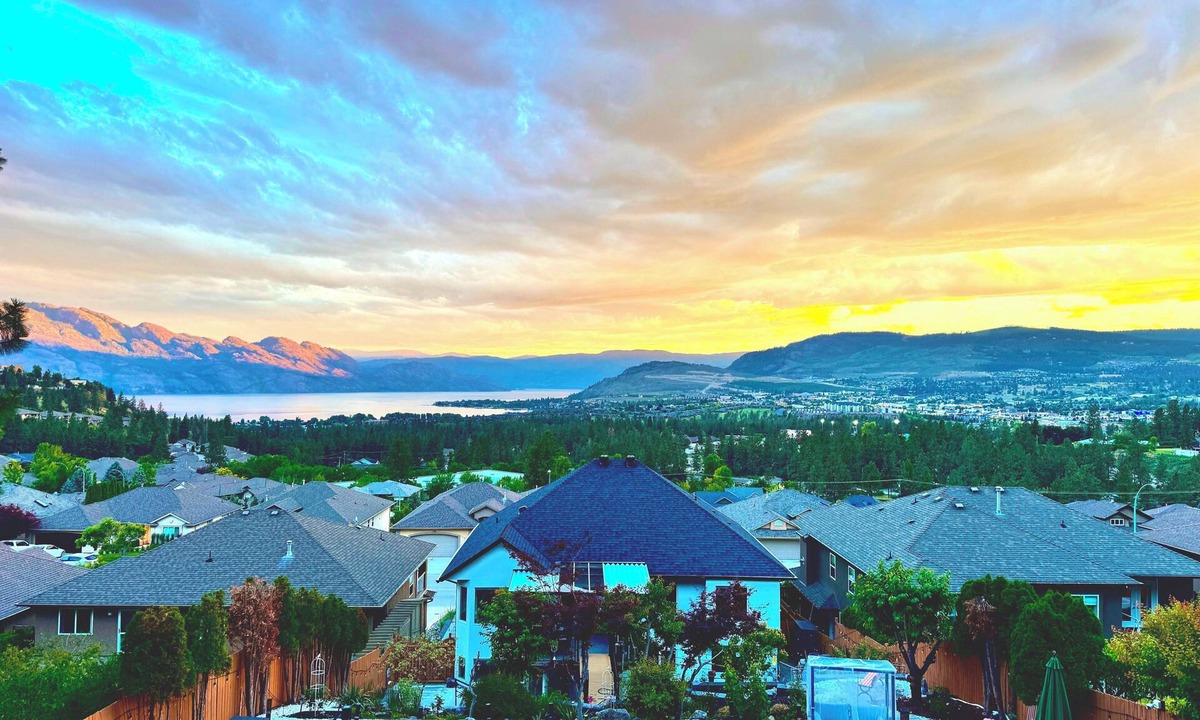Central Okanagan Bed & Breakfast | Lake View Poolside Private Suite