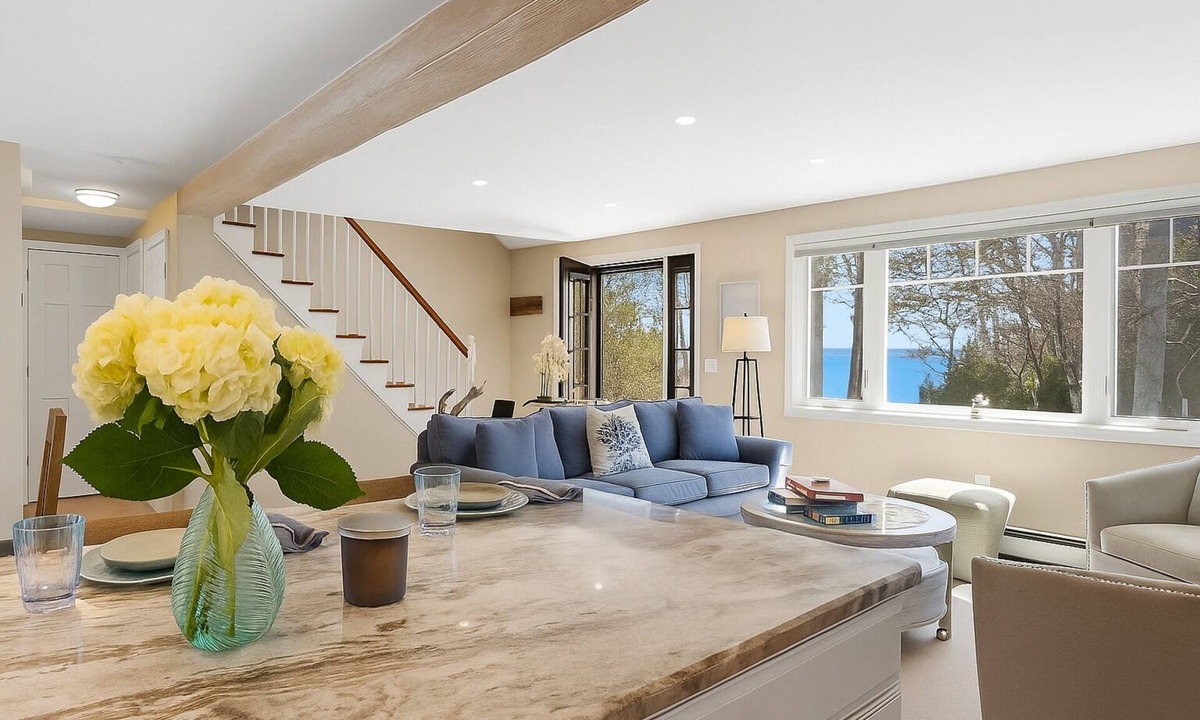 Centerville House | *LAKE VIEWS* 0.2 miles to the beach at lake* Renovated 4bds