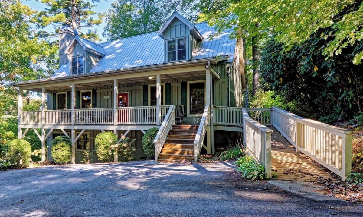Mirror Lake Cabin | Lake Views, a Pool Table, and a Porch Swing. The Perfect Mountain Trip | Lakeview Hideaway