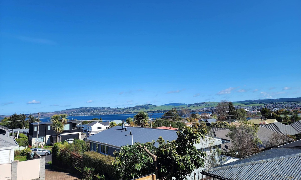 Hilltop House | Lake Views, Secluded & Central
