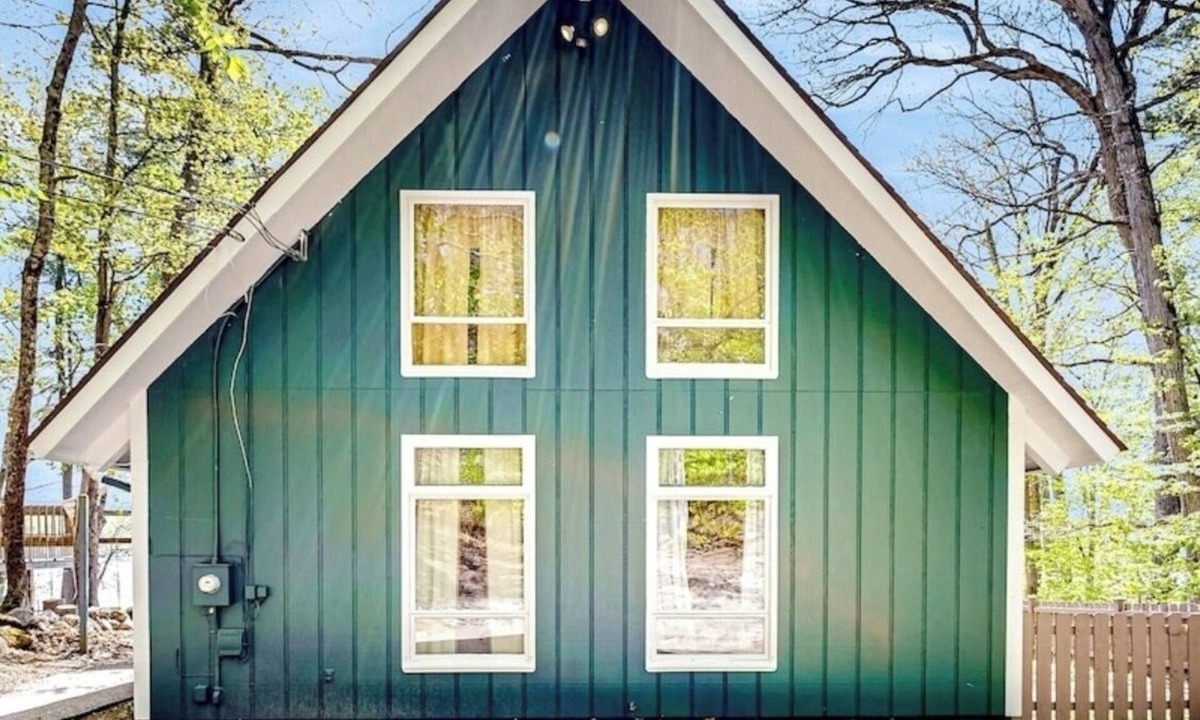 Wolfeboro House | Lake Winnipesaukee 4 season lakefront home! 2.5 miles to downtown Wolfeboro.