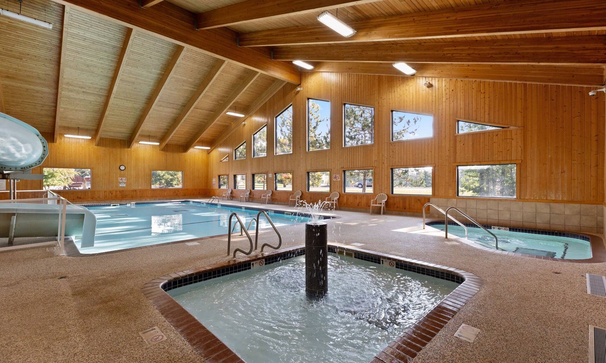 Breezy Point Condo | Lakefront 1BR Condo with Patio & Fireplace