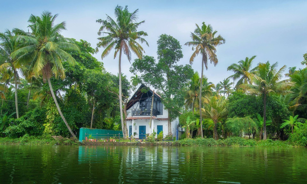 Kollam Villa | Lakefront 2-bed villa-Cozy A-frame upper deck with balcony | BBQ | Hammock