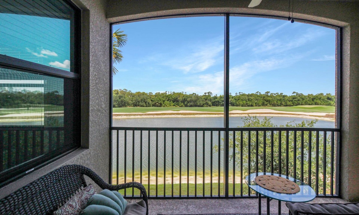 Lakewood Ranch Condo | Lakefront 2 BR/2 BA condo in Lakewood National Golf Club - Pearl in the Rough