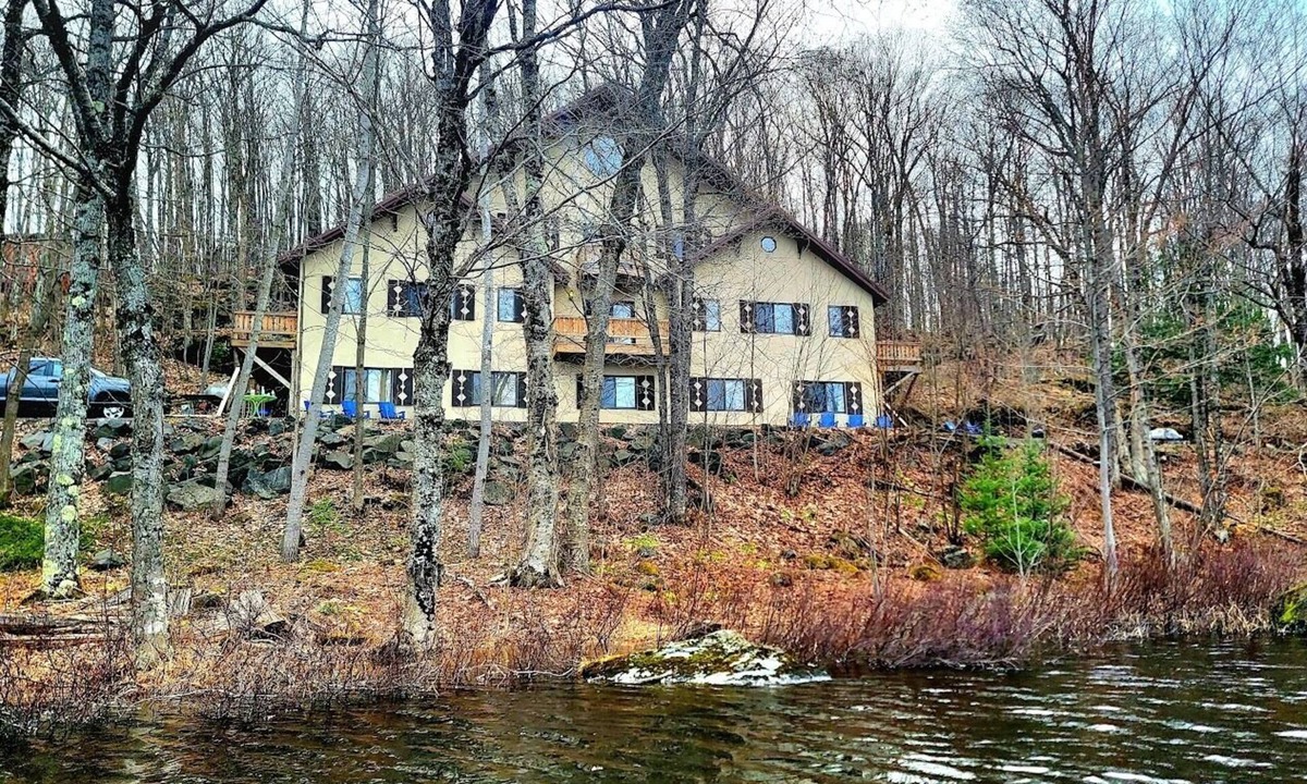 Upson House | LAKEFRONT 3-bedroom Chateau Getaway at Whitecap Mountains Resort Unit 1