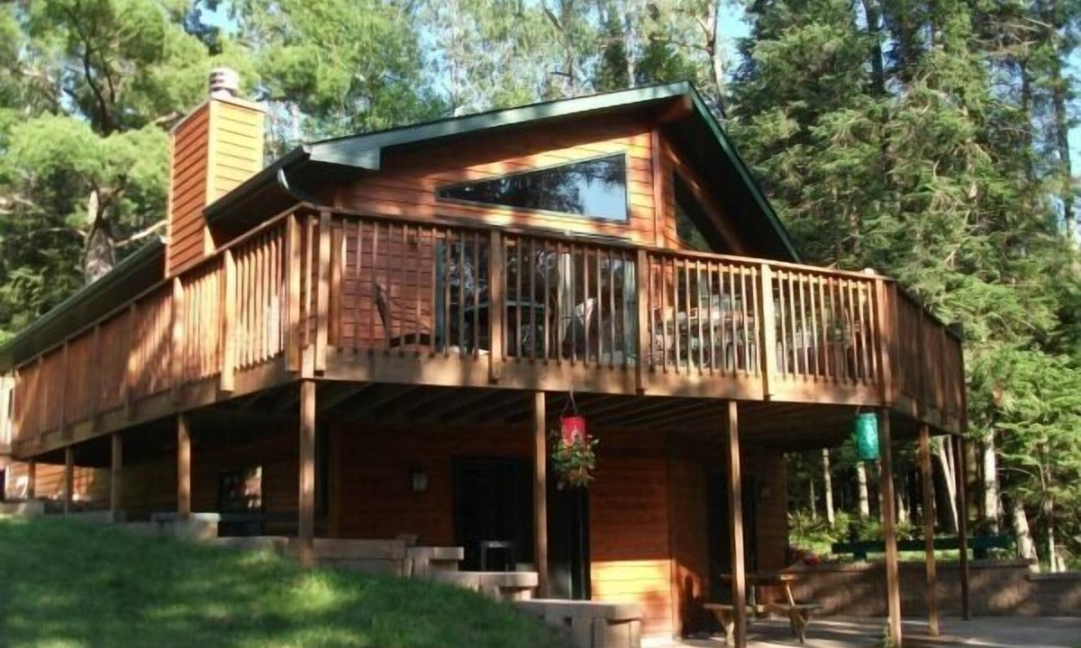 Eagle River Cottage | Lakefront -4 acres of private land - 6 Bedrooms - 2 kitchens - Dog Friendly!