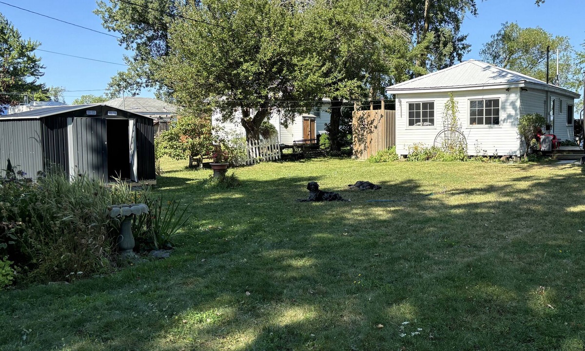 Adolphustown Cottage | Lakefront 4-bedroom cottage w/AC near The County. Pet-Friendly. Great Fishing!