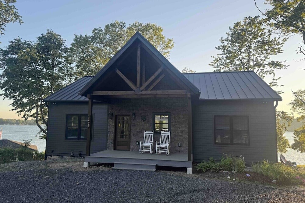 Fair Haven House | Lakefront 5 King Beds + Private Dock + Screen Porch + Pet Friendly