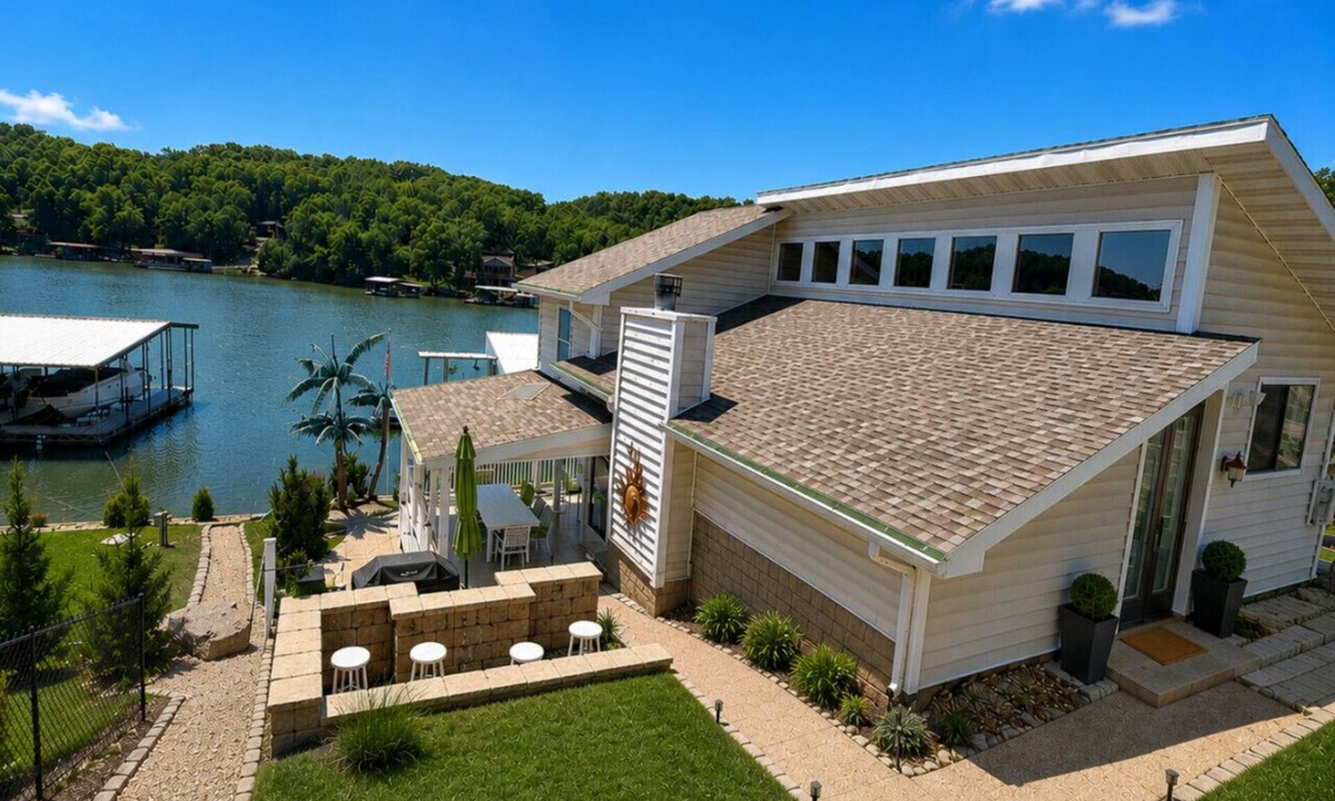 Camdenton House | Lakefront 5BD/3BA/Dock/Firepit/Pet Friendly-17PP