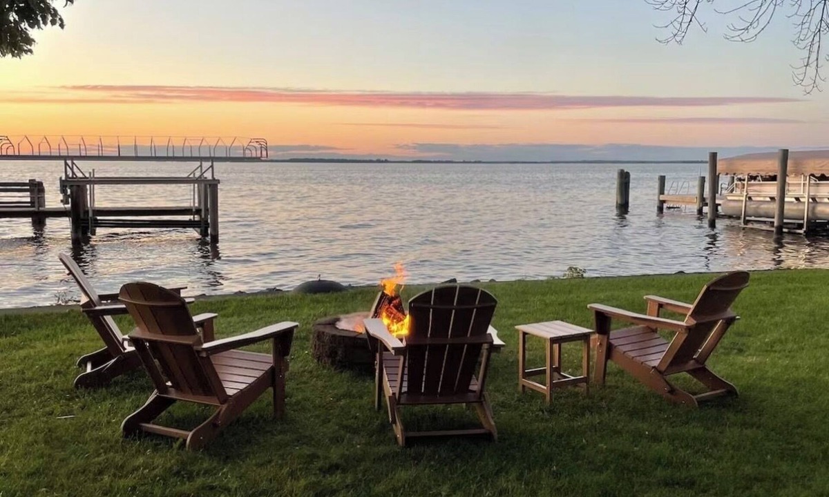 Winneconne House | Lakefront 6-bedroom lake house with AC in welcoming Winneconne