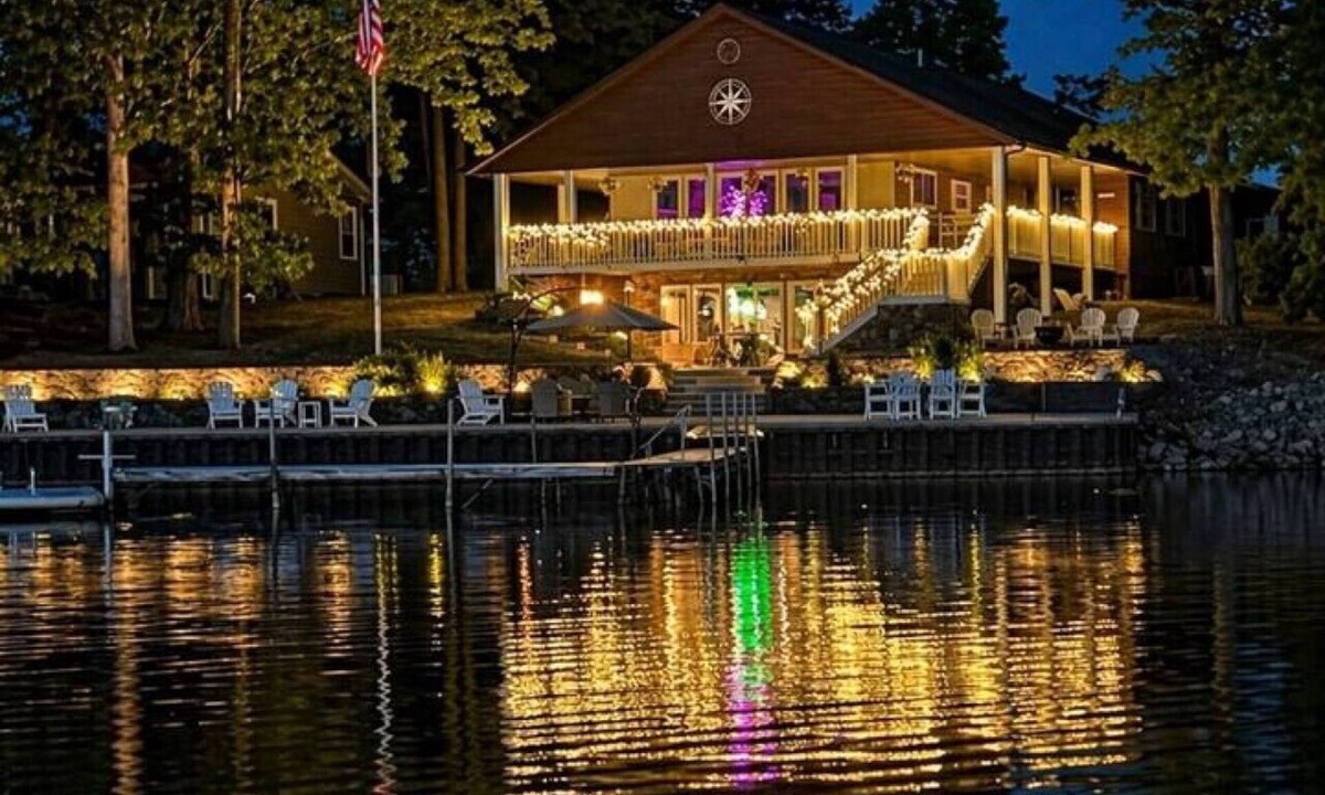 Lupton House | Lakefront 7BR | Sleeps 16 | Dock + 2 Kings