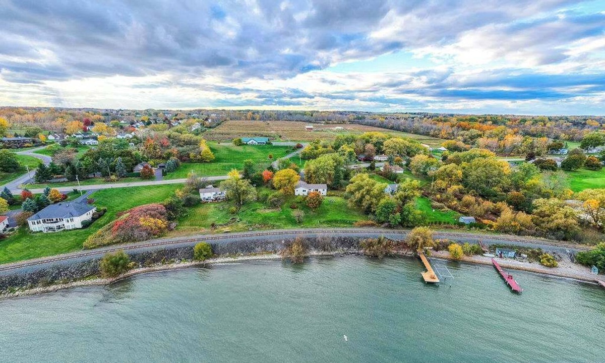 Geneva House | Lakefront 8BR House with Private Dock & Fire Pit