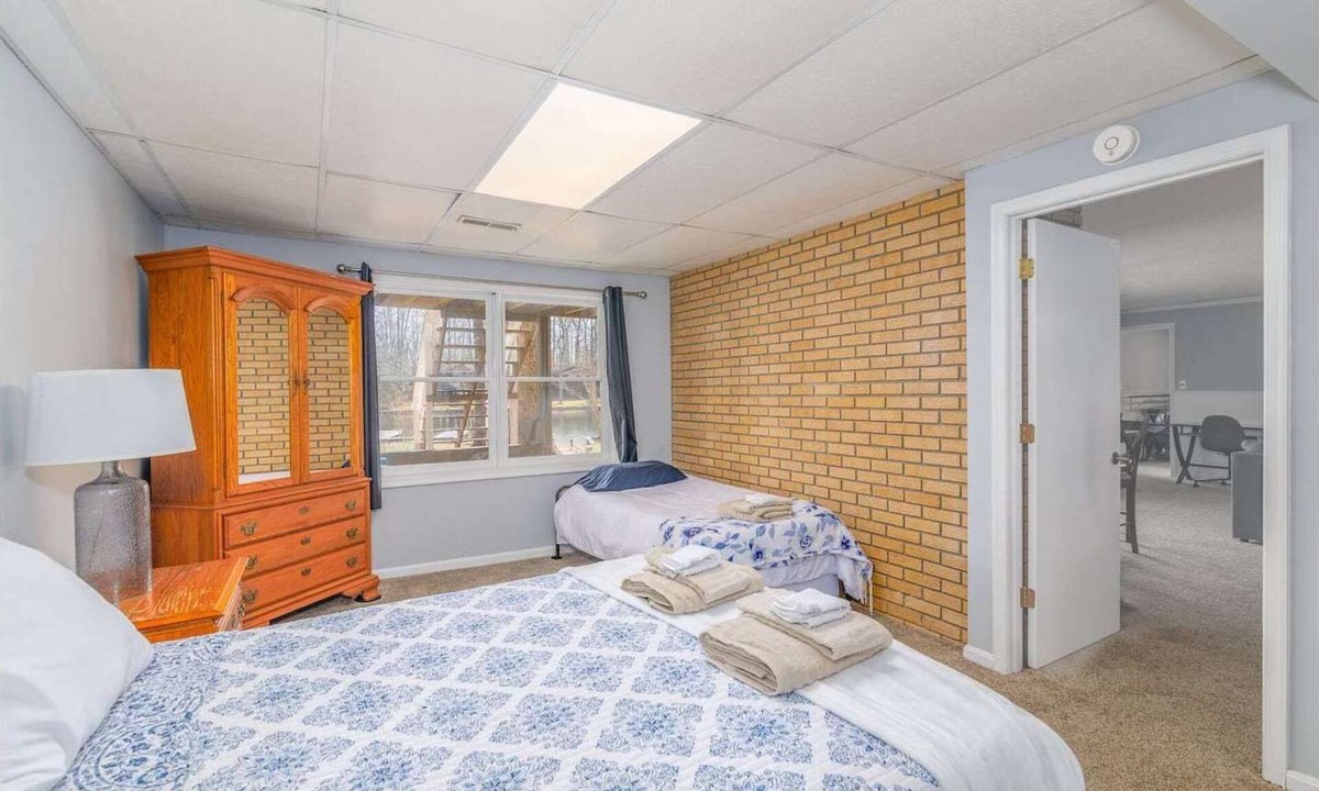 Lake of the Woods House | Lakefront Access - Hour from DC - Kayaks Provided