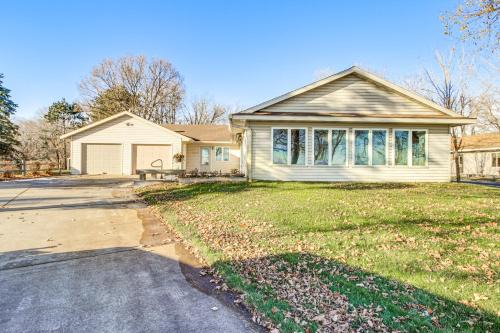 Aitkin House | Lakefront Aitkin Home w/Sunroom: Walk to Beach!
