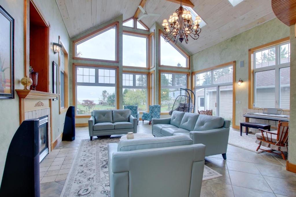 Algoma House | Lakefront Algoma Home w/Deck, Grill & Fireplace