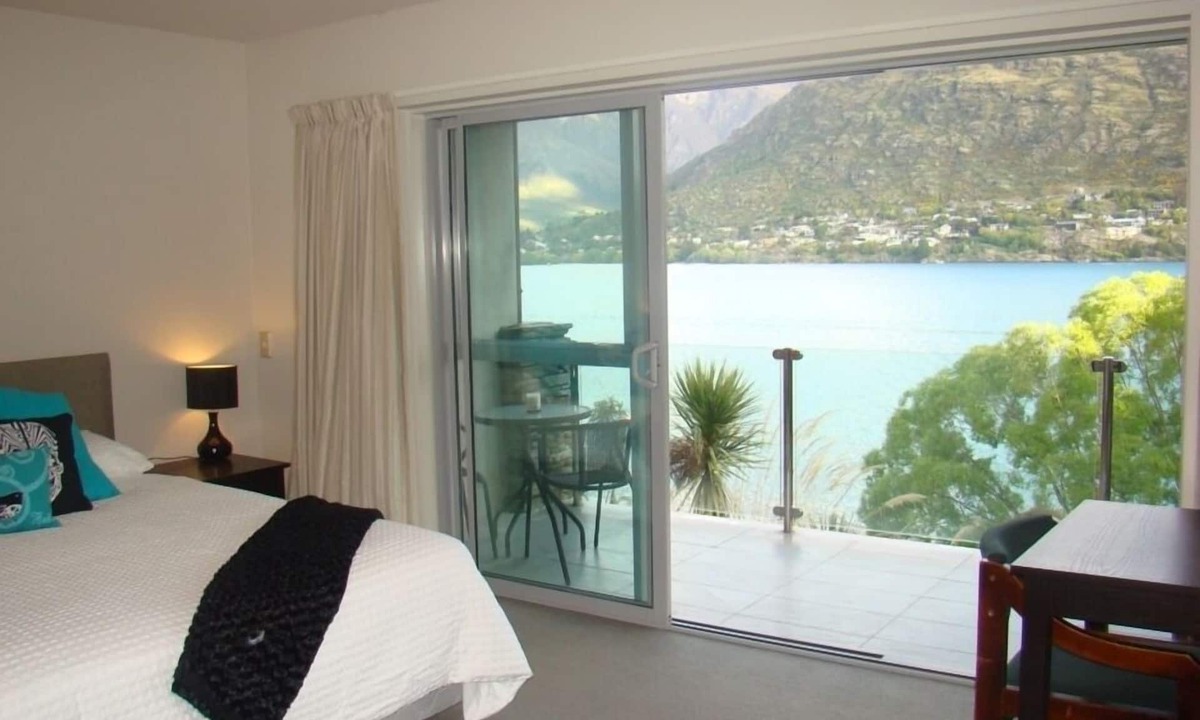Queenstown Apartment | Lakefront Apartment w Magnificent Lake & Mt Views, option to rent Car & Mt.Bikes