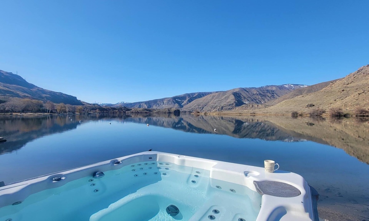 East Wenatchee House | Lakefront, beach, hot tub, putt course, paddleboards, boat ramp, deck, fireplace