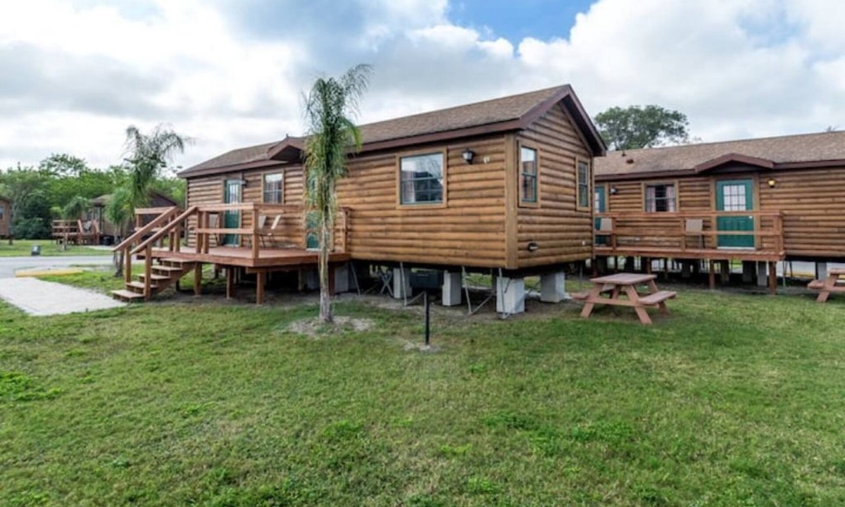 Seminole Cabin | Lakefront Cabin 10min toBEACH/Dogs OK/Kayak/#408