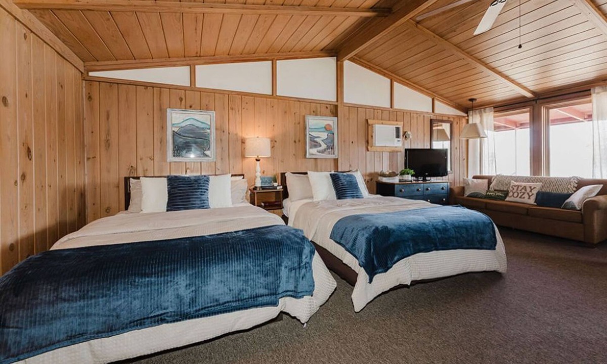 Blue Eye Cabin | Lakefront Cabin #2 - Steps from Table Rock Lake at Happy Hollow Resort