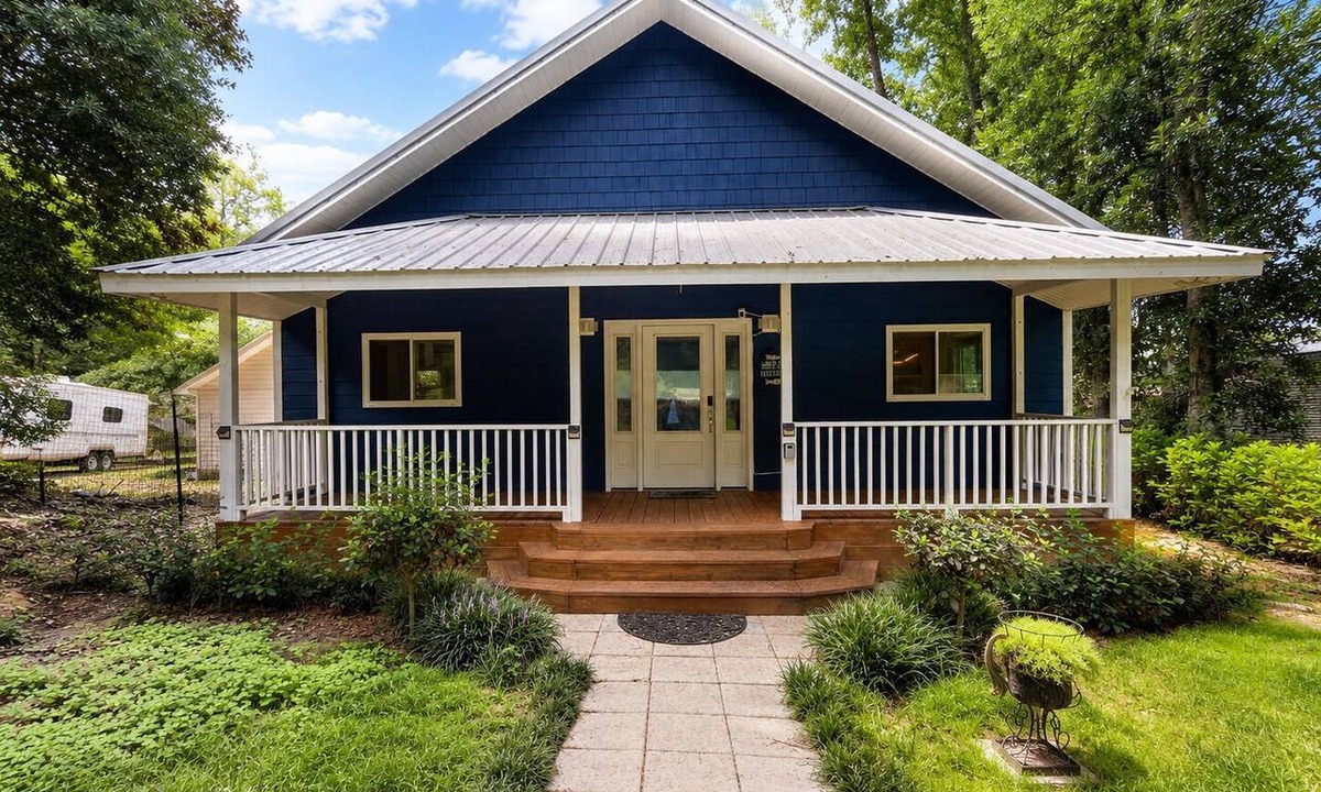 Perry House | Lakefront Cabin | 3BR | Centrally Located