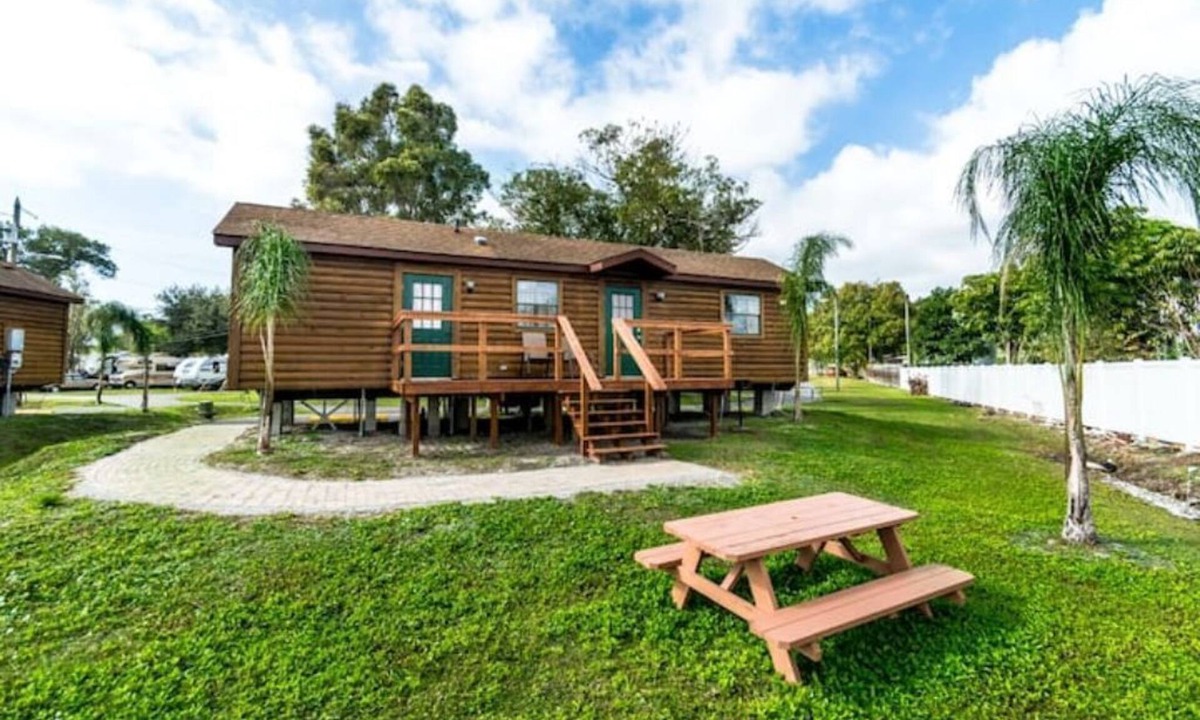 Seminole Cabin | Lakefront Cabin #411, 10mins to Beach/Dog Friendly/Prime Location/BOOK TODAY
