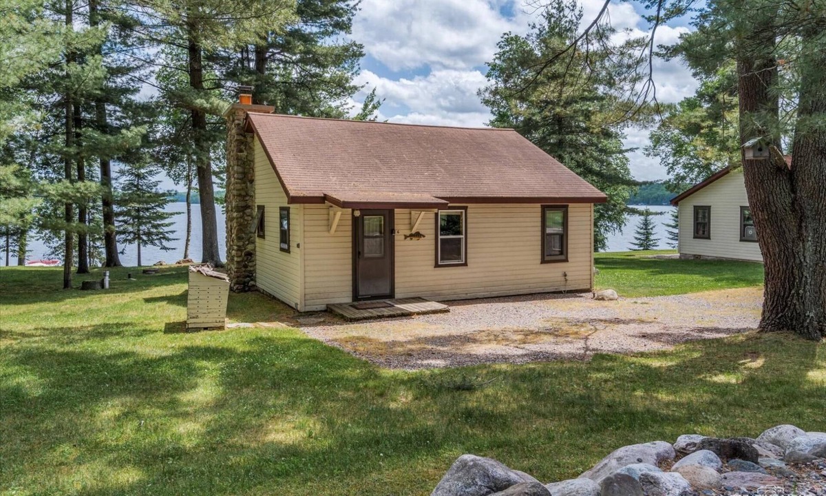 Presque Isle Cottage | Lakefront Cabin #6 - The Walleye