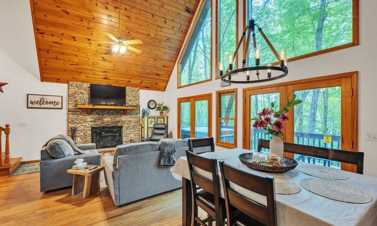 Unaka Cabin | Lakefront Cabin Bordering Nat Park w/Hot Tub! by RedAwning