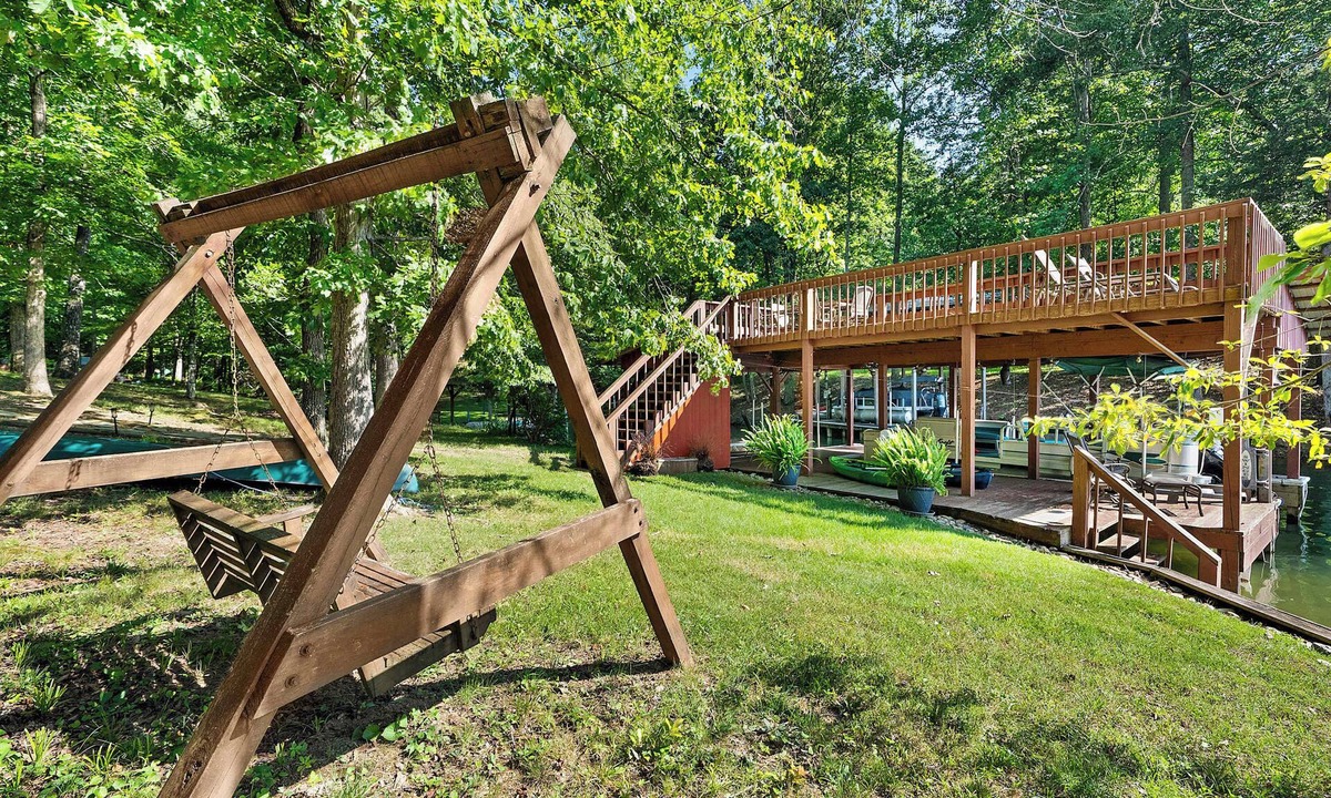 Ten Mile Cabin | Lakefront Cabin on Watts Bar Lake | Private Dock & Views