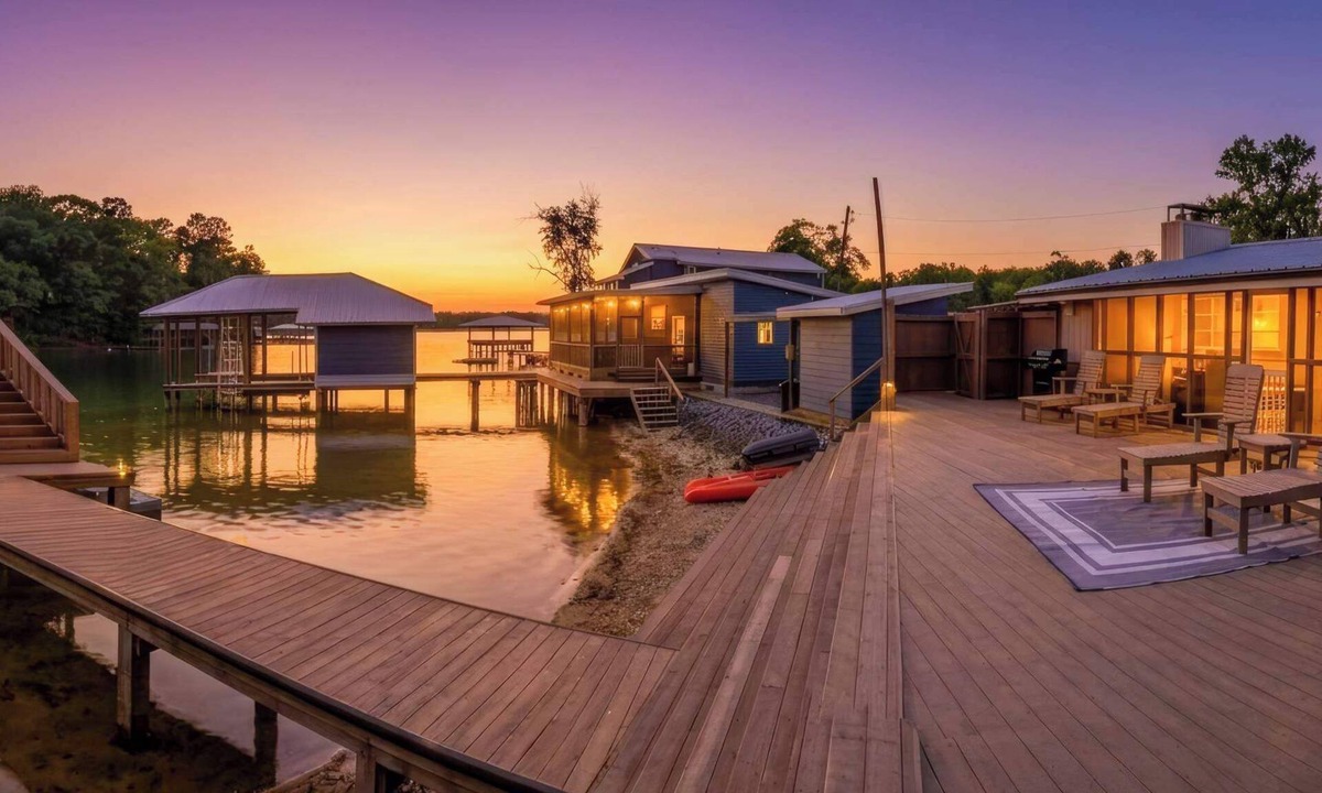 Eclectic Cabin | Lakefront Cabin with Private Dock