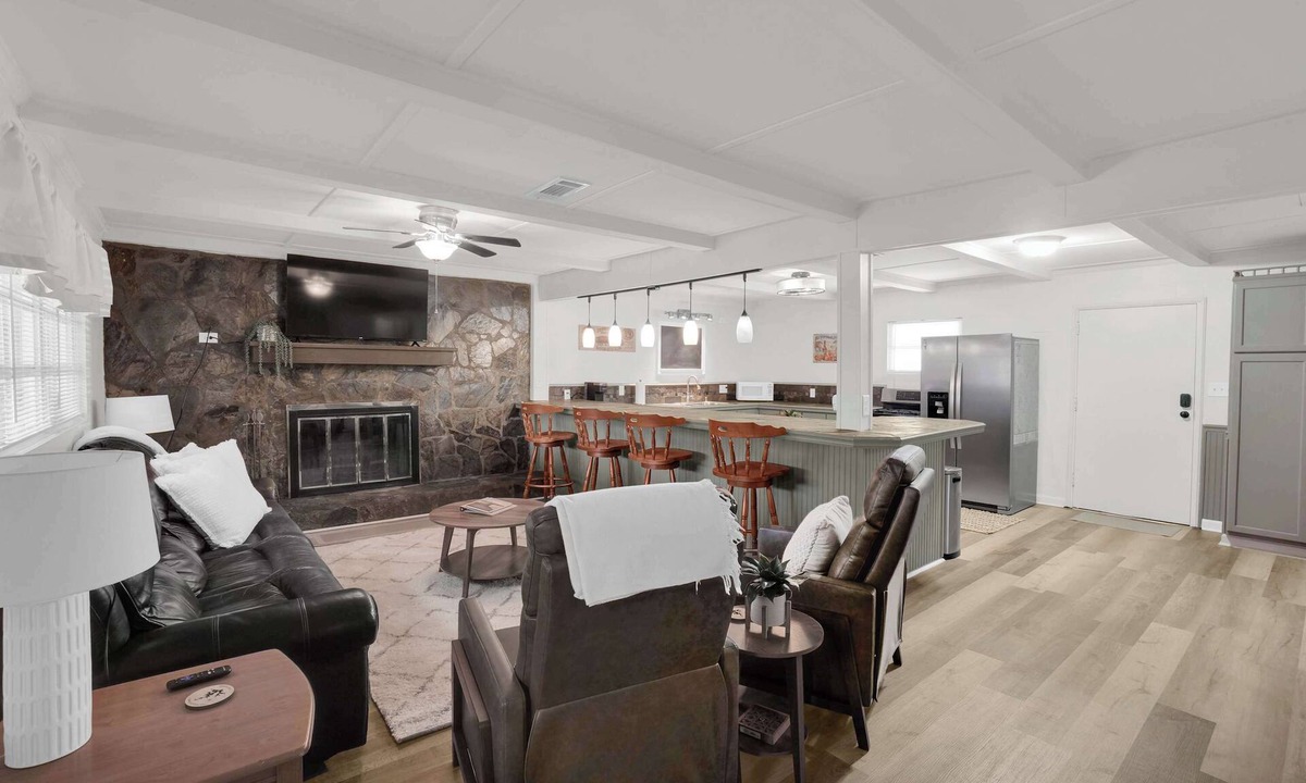Eclectic Apartment | Lakefront Cabin With Private Dock