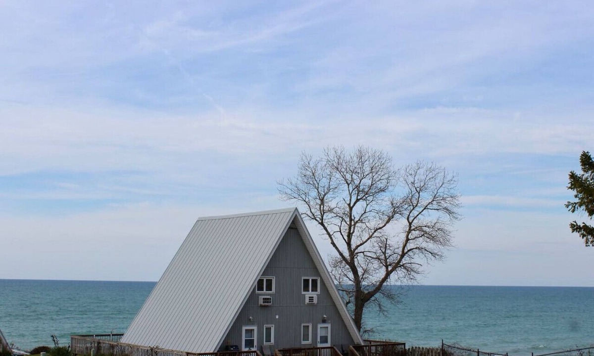 Stevensville House | Lakefront Chalet #20 w/Beach Access, Pools, Sport Courts, Fishing Pond & more!