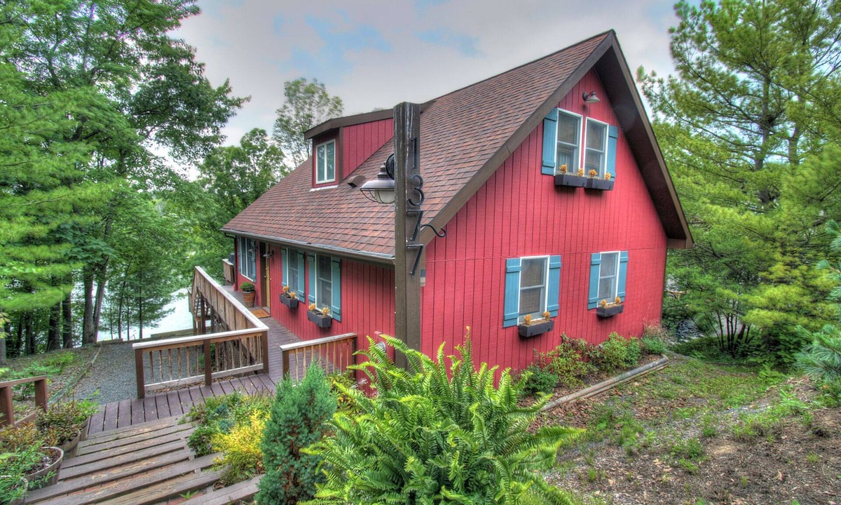 Athens Ski Chalet | Lakefront Chalet with Private Dock