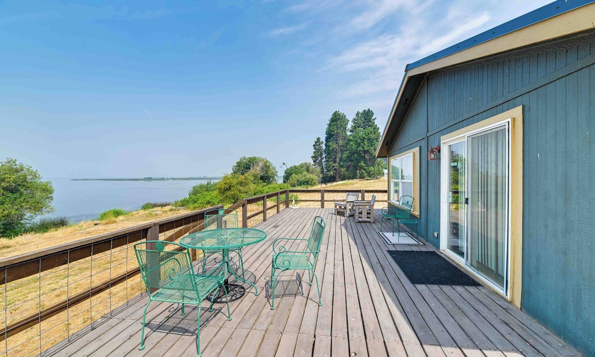 Klamath County Cottage | Lakefront Chiloquin Home w/Scenic Deck!