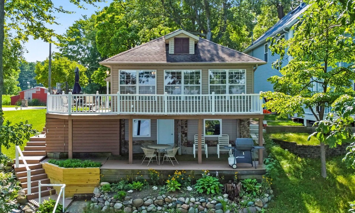 North Webster House | Lakefront Cottage on Webster Lake with Beautiful Sunsets, 2 bed, 1 bath