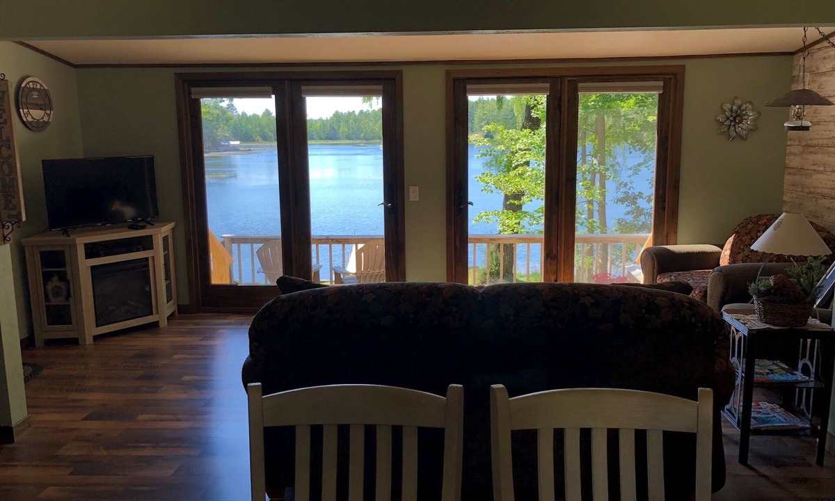 Crivitz Cottage | Lakefront cottage with beautiful sunset views - Perfect Summer getaway