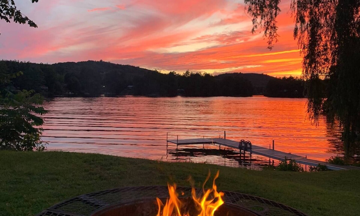 Limerick House | Lakefront cottage with Private Dock and Kayaks