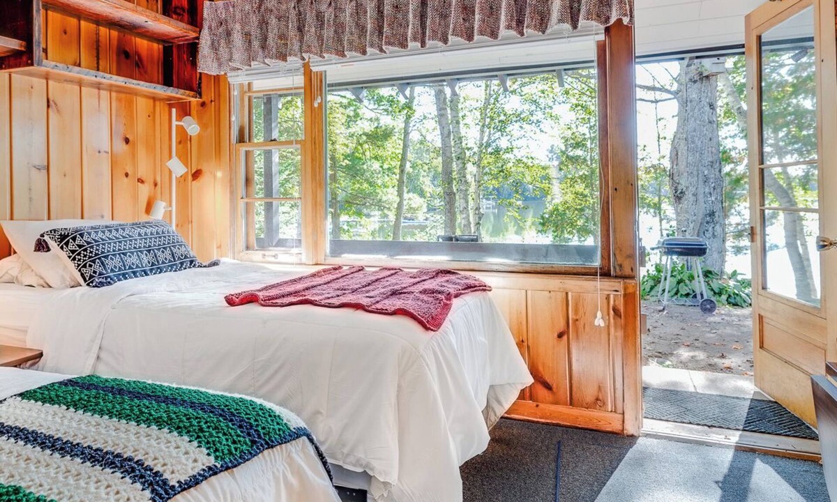 Presque Isle Apartment | Lakefront Couples Cabin - South Turtle Lake - Dock, Rowboats & Musky Fishing