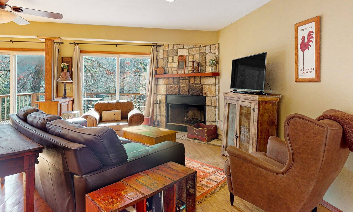 Eureka Springs Cottage | Lakefront dog-friendly home near Eureka Springs with deck, lake views, fireplace