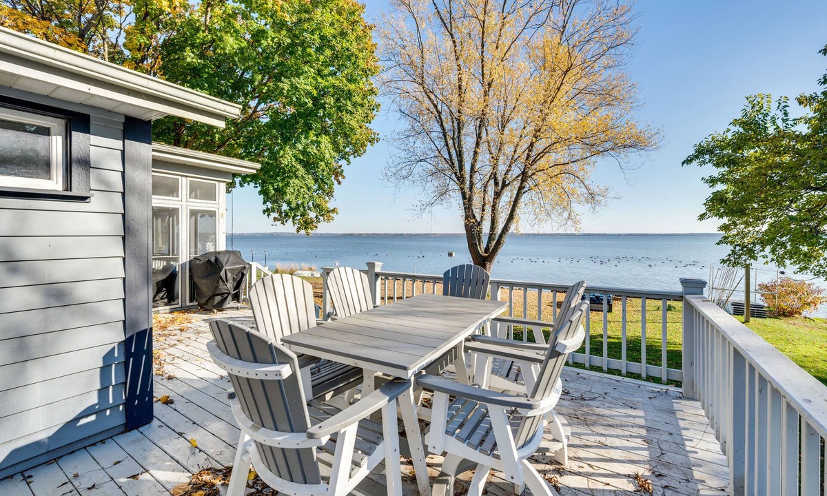 Lake Koshkonong Cottage | Lakefront Edgerton Cottage w/Deck & Grill!
